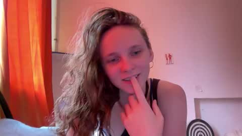 Snapshot of magic_mini_moon chatting on September 18, 9:11 am Mikky or Moon online show from September 18, 9:11 am