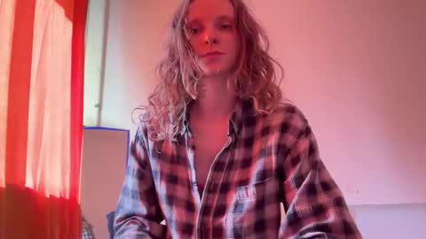 Snapshot of magic_mini_moon chatting on September 19, 9:32 am Mikky or Moon online show from September 19, 9:32 am