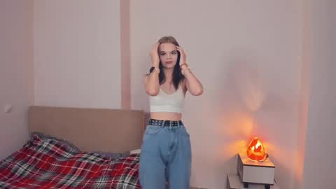 Snapshot of magical_lily chatting on October 28, 2:59 am Lily online show from October 28, 2:59 am