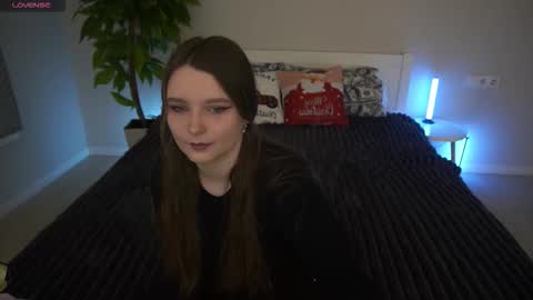 Snapshot of magicpeachhs chatting on February 5, 7:13 am Emily online show from February 5, 7:13 am