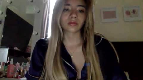 Snapshot of majo_gomezz chatting on April 23, 10:23 pm majo_gomezz online show from April 23, 10:23 pm