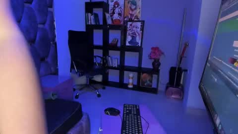 maky_coss online show from April 13, 1:05 pm