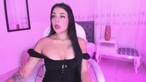 Snapshot of mallorie_owens chatting on April 24, 5:15 pm Mallorie online show from April 24, 5:15 pm
