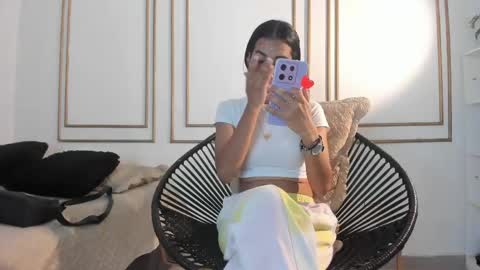 Snapshot of malory_ferrer chatting on May 2, 12:10 pm Lory online show from May 2, 12:10 pm