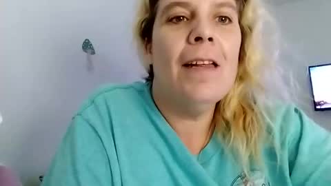 Snapshot of mandilube39 chatting on January 6, 4:04 am mindy22 online show from January 6, 4:04 am