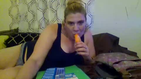 Snapshot of mandilube39 chatting on June 1, 10:28 am mindy22 online show from June 1, 10:28 am