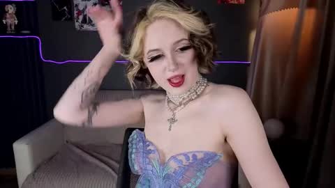 Snapshot of mandy_torres chatting on April 19, 11:07 pm Luna online show from April 19, 11:07 pm