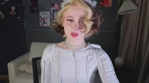 Snapshot of mandy_torres chatting on April 26, 10:29 pm Luna online show from April 26, 10:29 pm