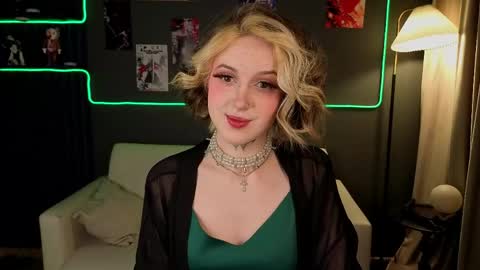 Snapshot of mandy_torres chatting on April 29, 10:16 pm Luna online show from April 29, 10:16 pm