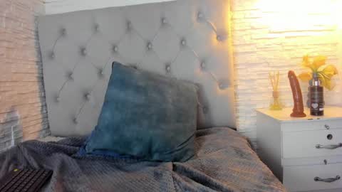 Snapshot of mandyminx66 chatting on December 3, 11:24 pm Mandy Val online show from December 3, 11:24 pm