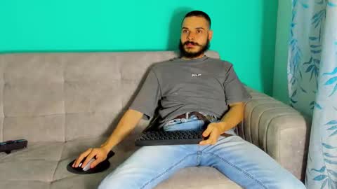 Snapshot of manuel_colt chatting on October 18, 8:31 pm manuel_colt online show from October 18, 8:31 pm