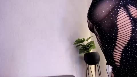 Snapshot of manuela_montes_ chatting on June 12, 12:04 pm manuela_montes_ online show from June 12, 12:04 pm