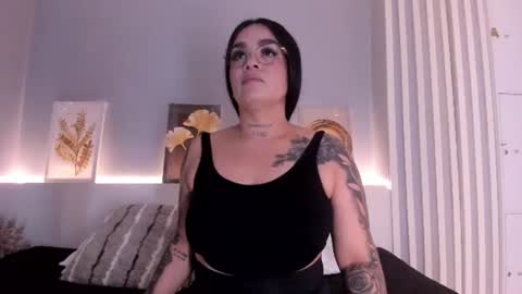 Snapshot of manuela_montes_ chatting on June 13, 12:25 pm manuela_montes_ online show from June 13, 12:25 pm