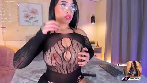 Snapshot of mara_martinez chatting on January 19, 5:33 am online show from January 19, 5:33 am