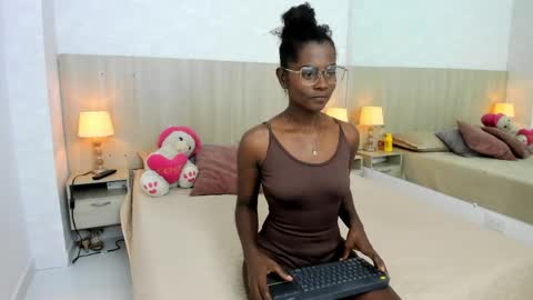 Snapshot of mara_sinclair chatting on June 8, 7:14 pm Mara Sinclair online show from June 8, 7:14 pm