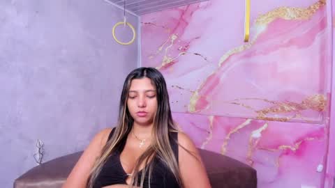 Snapshot of maraluna_ chatting on April 22, 11:56 am Maraluna online show from April 22, 11:56 am