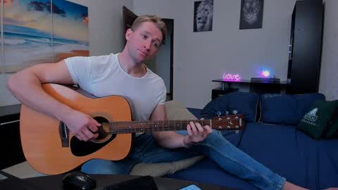 Snapshot of marc105100 chatting on January 20, 10:51 am alex marvelxx online show from January 20, 10:51 am