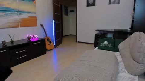 Snapshot of marc105100 chatting on February 10, 4:25 pm alex marvelxx online show from February 10, 4:25 pm