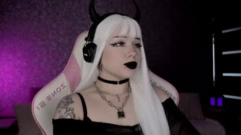 Snapshot of marceline_red chatting on June 18, 10:41 am Lady Marceline online show from June 18, 10:41 am