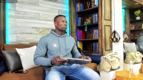 Snapshot of marcusblack_ chatting on May 12, 12:35 pm Marcusssss online show from May 12, 12:35 pm