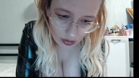 Snapshot of margo_shine chatting on May 1, 2:10 pm margo_shine online show from May 1, 2:10 pm