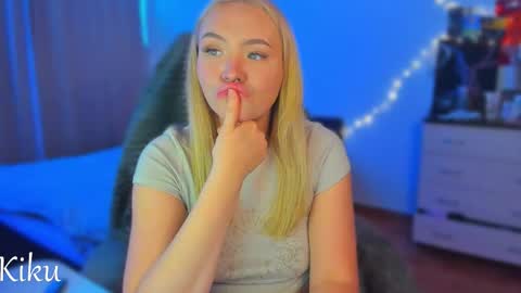 Snapshot of mari_kiku chatting on October 10, 12:42 am Kiku and Marii - online show from October 10, 12:42 am