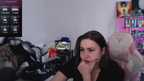 Snapshot of mari_moore7 chatting on June 1, 8:27 am mari moore online show from June 1, 8:27 am