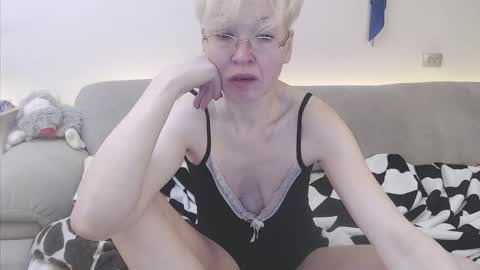 Snapshot of maria_lisica chatting on April 24, 6:05 am Mari online show from April 24, 6:05 am