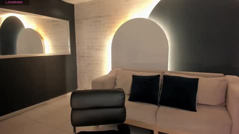 MARIA HERRERA  online show from November 21, 9:35 pm