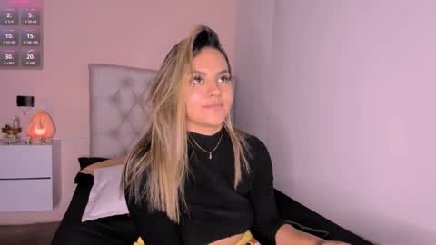 Snapshot of mariana__roe chatting on February 19, 6:00 am Mariana Roe online show from February 19, 6:00 am