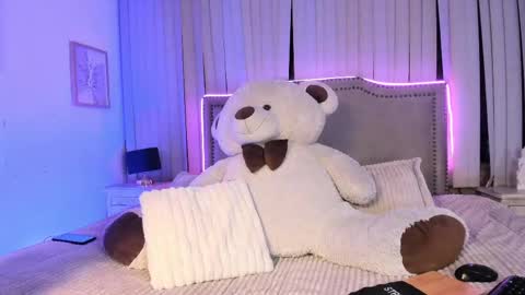 Snapshot of mariana__thompson chatting on June 9, 1:06 am mariana__thompson online show from June 9, 1:06 am