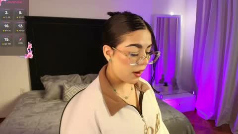 Snapshot of mariana_owen chatting on June 6, 11:48 am online show from June 6, 11:48 am