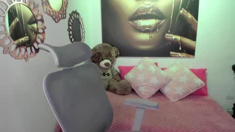 Snapshot of marianalopez81 chatting on June 6, 11:53 pm Mariana Lopez online show from June 6, 11:53 pm