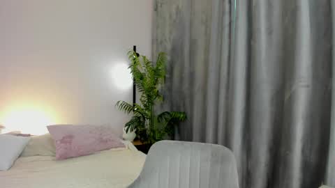 Mariel online show from May 29, 1:36 am