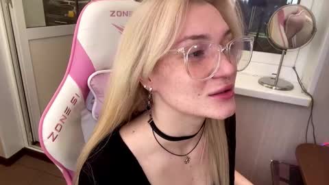 Hey Im Ash  I think together we can hit first 10 thumbs up online show from March 1, 7:43 am