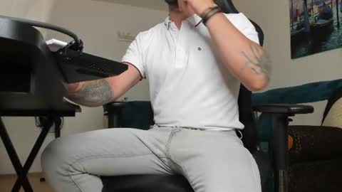 Snapshot of marioslim chatting on July 11, 5:43 am marioslim online show from July 11, 5:43 am
