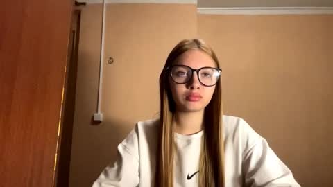 Snapshot of mariselamallicoat chatting on October 29, 8:43 pm Liza online show from October 29, 8:43 pm