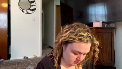 Snapshot of maroon_moon chatting on February 18, 4:37 pm maroon_moon online show from February 18, 4:37 pm