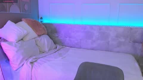 Snapshot of marquise_villaret chatting on February 15, 6:32 am marquise_villaret online show from February 15, 6:32 am