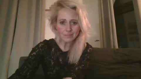 Snapshot of marrygorund chatting on January 23, 2:44 am MaryGoRound online show from January 23, 2:44 am