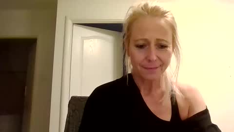 Snapshot of marrygorund chatting on November 1, 3:14 pm MaryGoRound online show from November 1, 3:14 pm