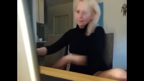 Snapshot of marrygorund chatting on June 7, 6:44 pm MaryGoRound online show from June 7, 6:44 pm