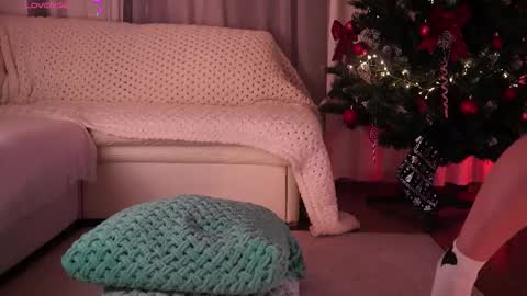 Maria  online broadcast from Tuesday to Suturday from 6 pm to 12 pm Germany time Sunday-Monday offline online show from November 26, 5:36 pm