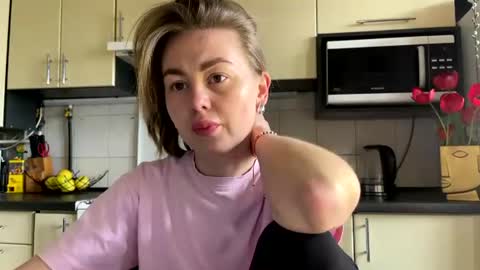 Snapshot of martaluna_ chatting on April 18, 9:46 am Marta online show from April 18, 9:46 am