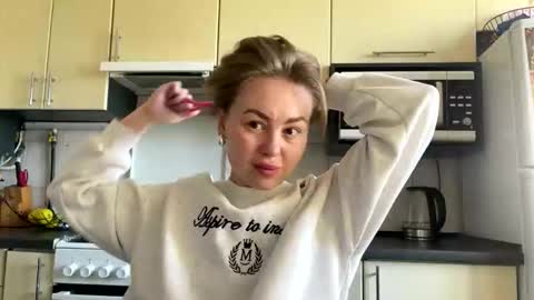 Snapshot of martaluna_ chatting on April 23, 7:09 am Marta online show from April 23, 7:09 am