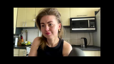 Snapshot of martaluna_ chatting on April 29, 8:18 am Marta online show from April 29, 8:18 am