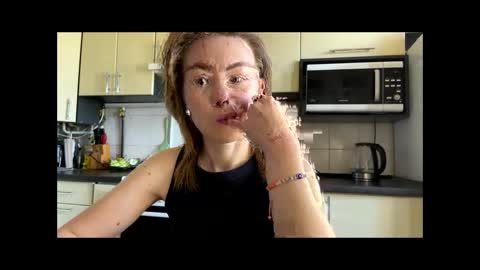 Snapshot of martaluna_ chatting on May 4, 8:32 am Marta online show from May 4, 8:32 am