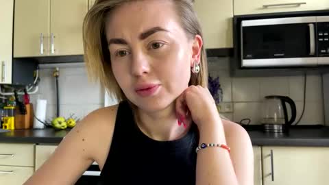Snapshot of martaluna_ chatting on June 4, 8:53 am Marta online show from June 4, 8:53 am