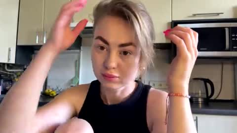 Snapshot of martaluna_ chatting on June 11, 9:51 am Marta online show from June 11, 9:51 am
