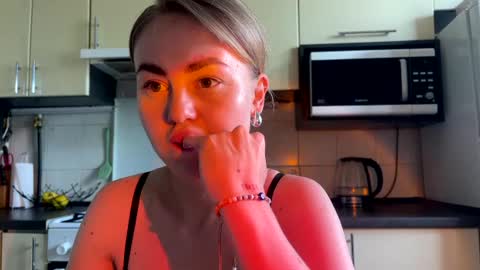 Snapshot of martaluna_ chatting on June 12, 11:53 am Marta online show from June 12, 11:53 am